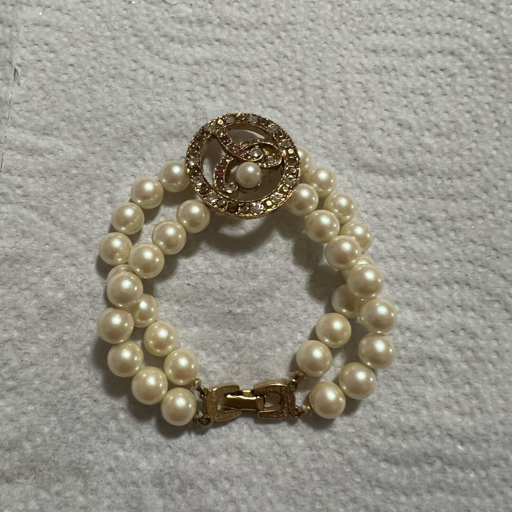 Richelieu  brand Vintage beautiful gold tone with white beaded bracelet